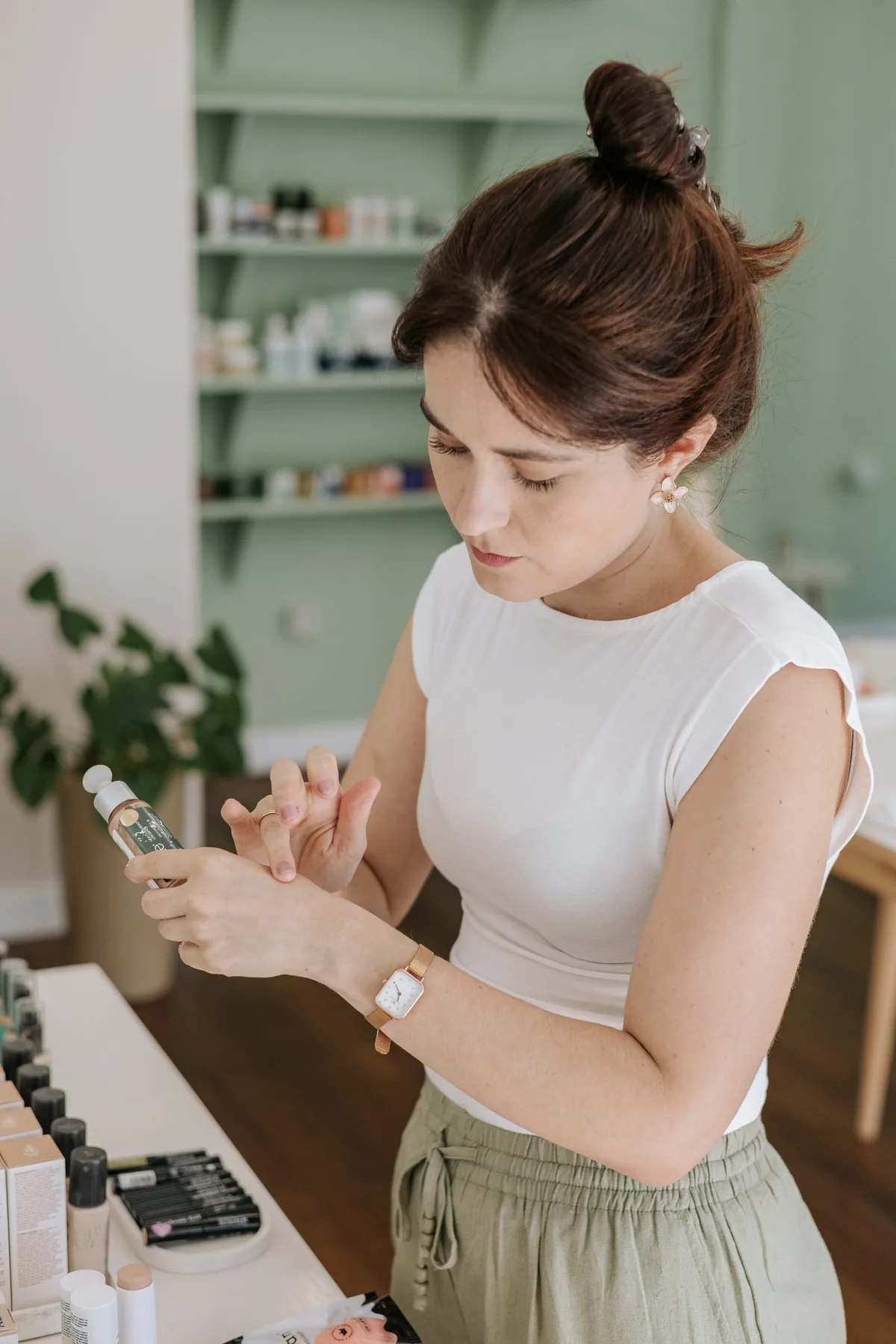 Raissa Bassi testando produto cosmético no braço